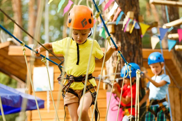 Petite Fille Grimpant Sur Les Cordes Dans Parc Extrême — Photo