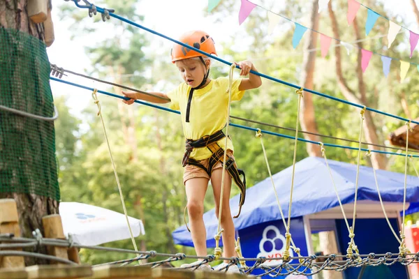 Menina Escalando Cordas Parque Extremo — Fotografia de Stock