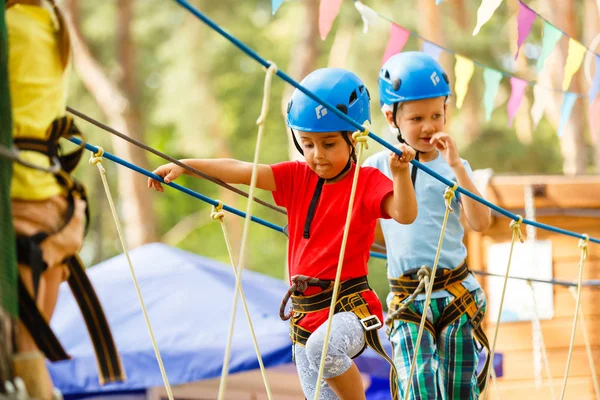 Kleine Kinderen Die Plezier Hebben Rope Park — Stockfoto