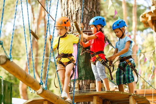 Lachende Jongen Meisjes Helmen Spelen Extreme Park — Stockfoto