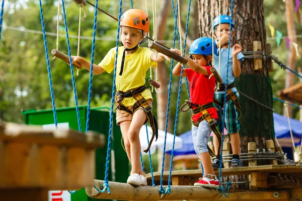 Sonriente Niño Niñas Cascos Jugando Parque Extremo — Foto de Stock