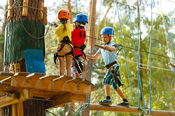 Sonriente Niño Niñas Cascos Jugando Parque Extremo —  Fotos de Stock