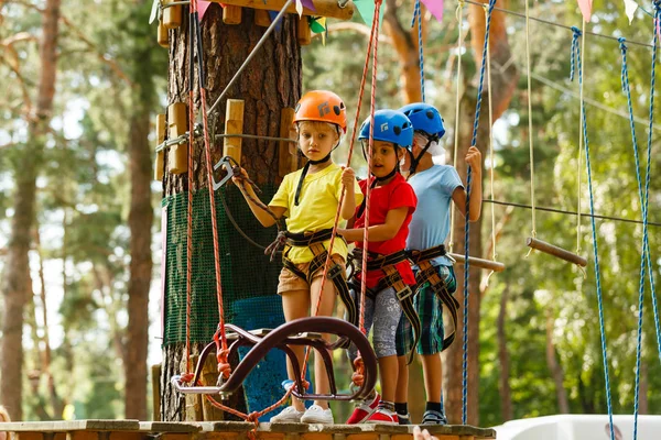 Lachende Jongen Meisjes Helmen Spelen Extreme Park — Stockfoto