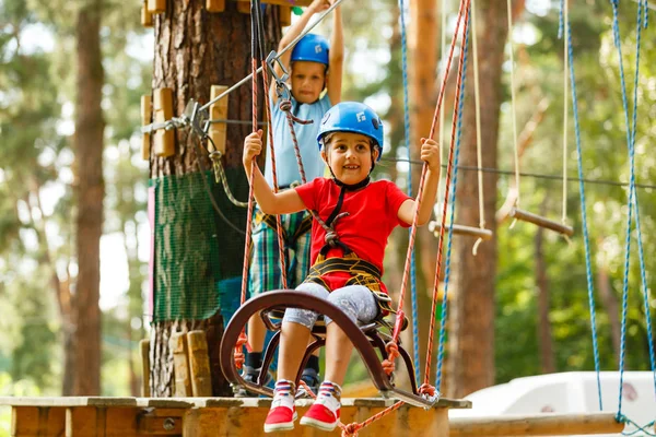 Petits Enfants Amusant Dans Parc Corde — Photo