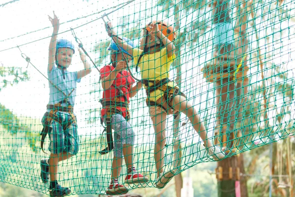 Sorrindo Menino Meninas Capacetes Jogando Parque Extremo — Fotografia de Stock