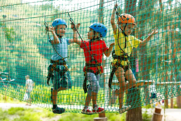 極端な公園で遊ぶヘルメットの笑顔の少年と女の子 — ストック写真