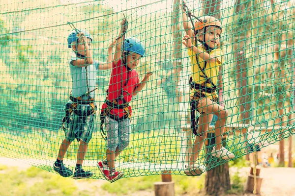 Sonriente Niño Niñas Cascos Jugando Parque Extremo — Foto de Stock