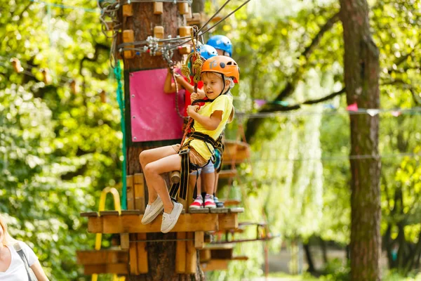 Menina Escalando Cordas Parque Extremo — Fotografia de Stock