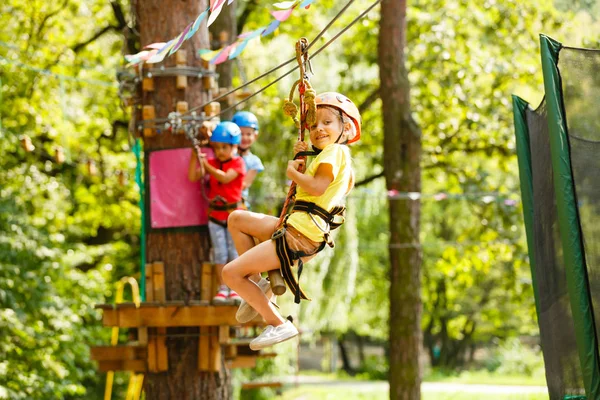 極端な公園でロープに登る小さな女の子 — ストック写真