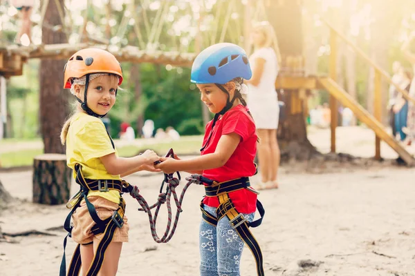 Meninas Tendo Bom Tempo Parque Corda Aventura — Fotografia de Stock