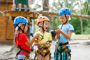 Extreme Parkta oynayan kask gülümseyen erkek ve kızlar