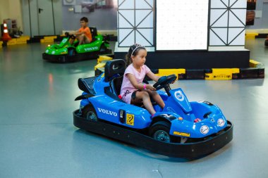  Kız ve erkek arabaya biniyorlar.  