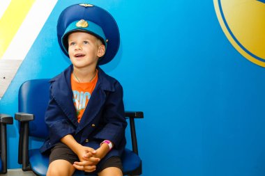 Mavi elbiseli küçük çocuk, pilot. 