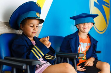 Havayolu pilot üniformalı küçük çocuklar 