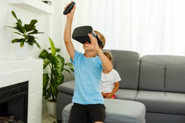 Oturma odasında sanal gerçeklik kulaklık kullanarak kardeş