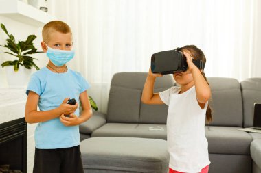 Oturma odasında sanal gerçeklik kulaklık kullanarak kardeş