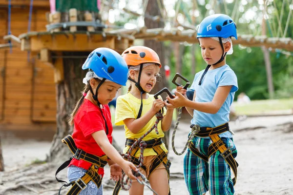 Sonriente Niño Niñas Cascos Jugando Parque Extremo — Foto de Stock