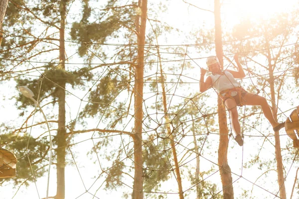 Jovem Mulher Capacete Escalando Parque Corda — Fotografia de Stock