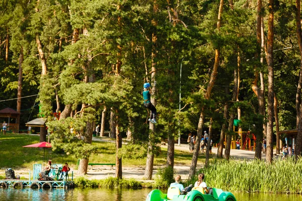 Young Kids Playing Ropes Pond Adventure Park — Fotografia de Stock