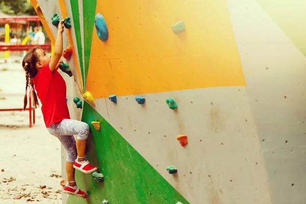 Imagem Esporte Escalada Adolescente Meninas Para Topo Parede — Fotografia de Stock