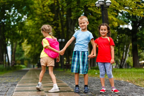緑の公園を歩く陽気な子供たちの肖像画 — ストック写真