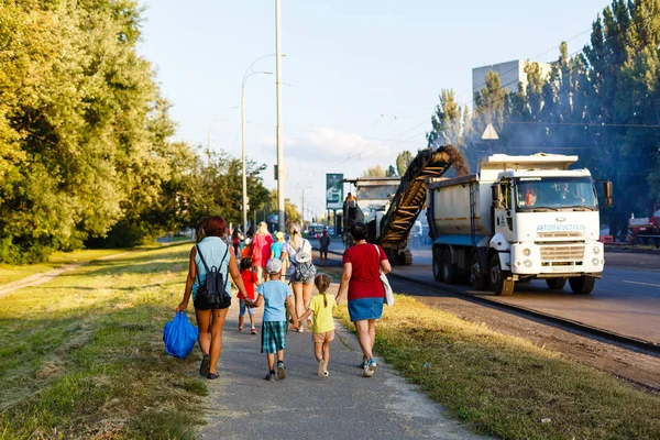 Personnes Avec Des Enfants Marchant Dans Rue — Photo