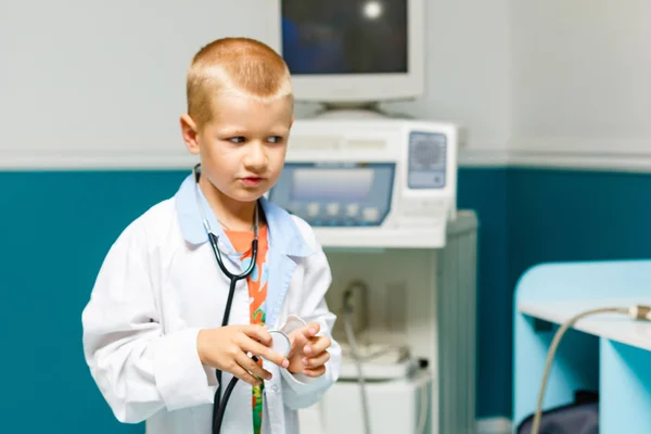Mały Chłopiec Mundurze Medycznym Bawiący Się Stetoskopem — Zdjęcie stockowe