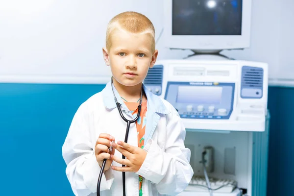 Liten Pojke Medicinsk Uniform Leker Med Stetoskop — Stockfoto