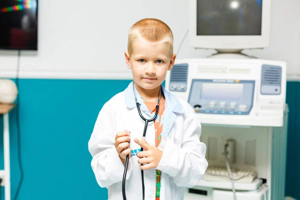 Petit Garçon Uniforme Médical Jouant Avec Stéthoscope — Photo