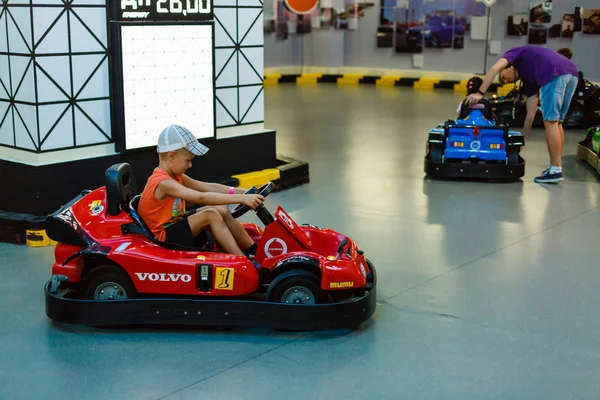 Junge Und Mädchen Fahren Autos — Stockfoto