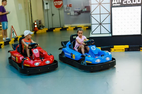 Αγόρι Και Κορίτσι Οδηγούν Αυτοκίνητα — Φωτογραφία Αρχείου