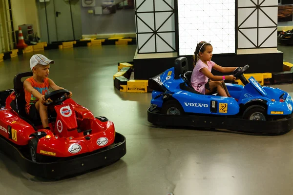 男の子と女の子の車に乗る — ストック写真