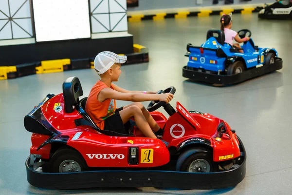 Niño Niña Montar Coches —  Fotos de Stock