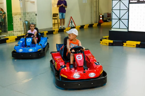 男の子と女の子の車に乗る — ストック写真