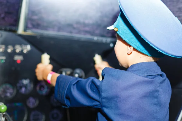 Niño Uniforme Piloto Aerolínea Jugando Jardín Infantes — Foto de Stock