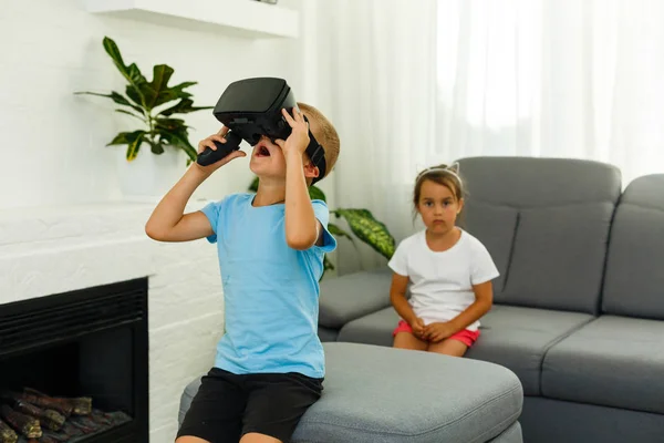 Bror Søster Som Bruker Virtual Reality Hodetelefoner Stua – stockfoto