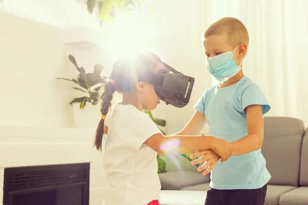 Hermano Hermana Usando Auriculares Realidad Virtual Sala Estar — Foto de Stock