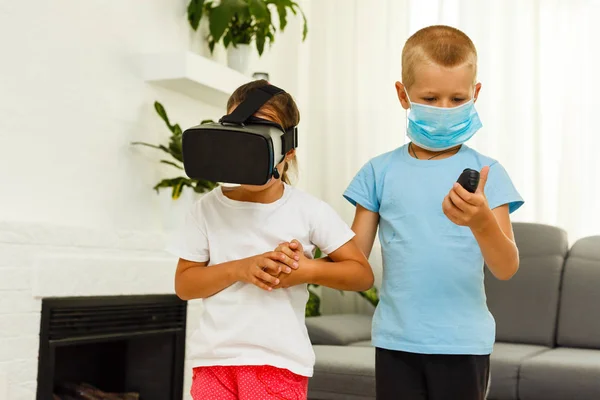 Hermano Hermana Usando Auriculares Realidad Virtual Sala Estar — Foto de Stock