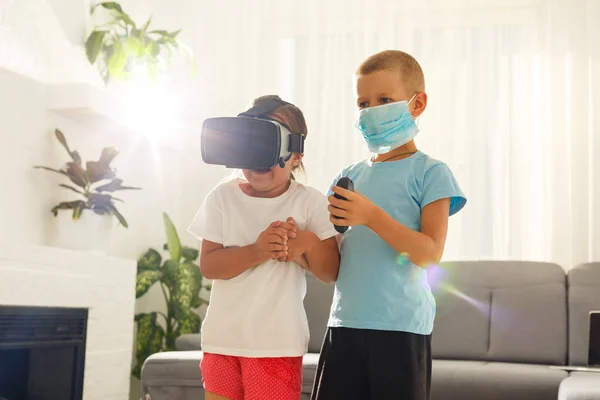 Hermano Hermana Usando Auriculares Realidad Virtual Sala Estar — Foto de Stock