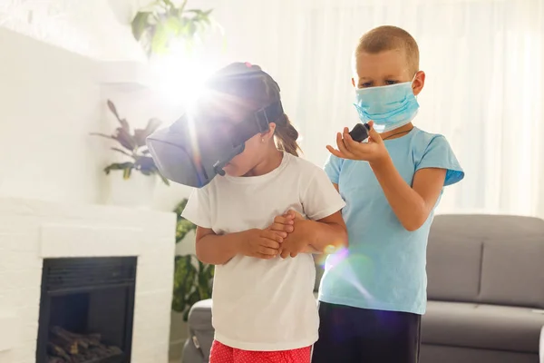 Hermano Hermana Usando Auriculares Realidad Virtual Sala Estar — Foto de Stock