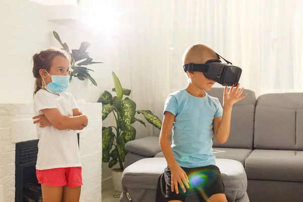 Hermano Hermana Usando Auriculares Realidad Virtual Sala Estar — Foto de Stock