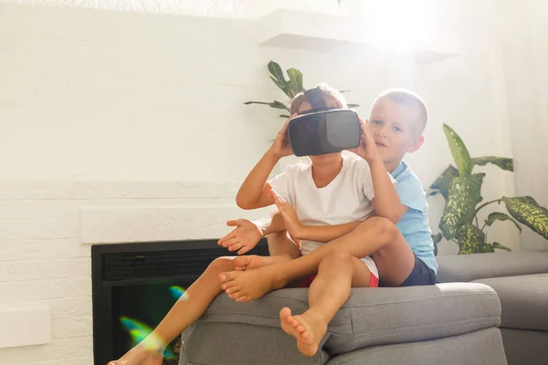 Brother Sister Using Virtual Reality Headsets Living Room — Stock Photo, Image