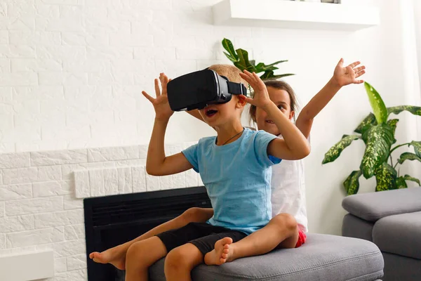 Brother Sister Using Virtual Reality Headsets Living Room — Stock Photo, Image