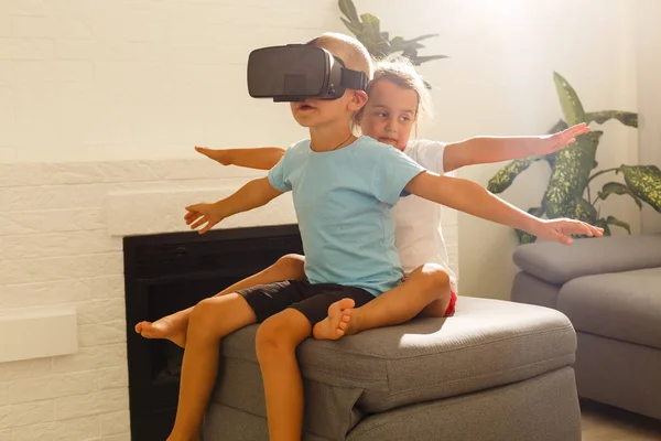 Fratello Sorella Utilizzando Cuffie Realtà Virtuale Soggiorno — Foto Stock