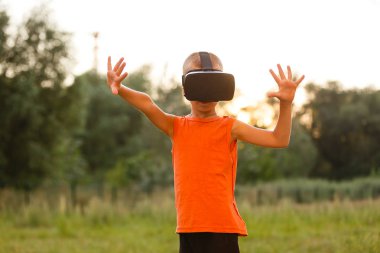 VR sanal gerçeklik kullanarak hayran küçük çocuk parkında gözlükler