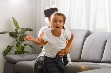 Sanal gerçeklik gözlükle evde torunu ile kadın kıdemli