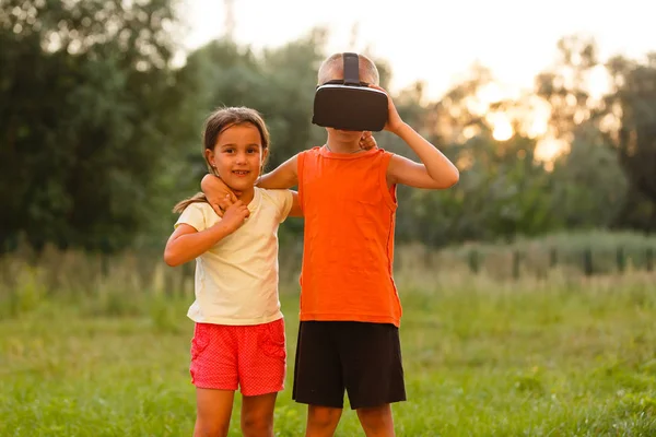 Bambina Con Fratello Cuffie Realtà Virtuale Che Giocano Insieme Nel — Foto Stock