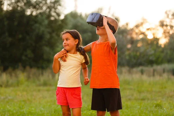 Bambina Con Fratello Cuffie Realtà Virtuale Che Giocano Insieme Nel — Foto Stock