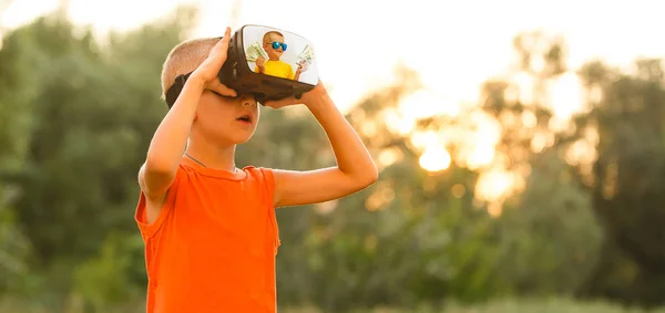 Affascinato Ragazzino Utilizzando Occhiali Realtà Virtuale Nel Parco — Foto Stock