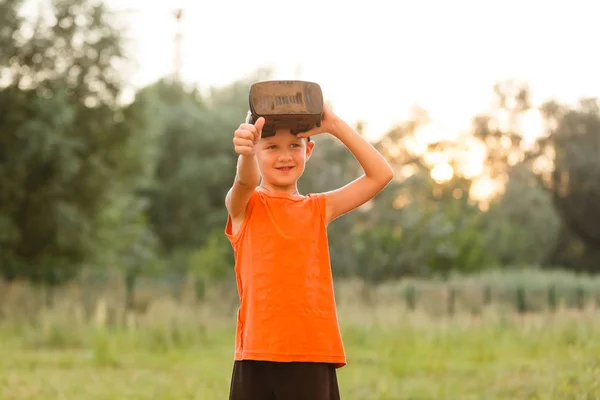 Fasciné Petit Garçon Utilisant Lunettes Réalité Virtuelle Dans Parc — Photo